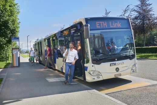 Ein Shuttlebus verbindet die beiden Hauptstandorte der ETH Zürich (Bild: ETHZ)