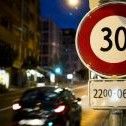I 30 km/h di notte modificano la segnaletica sugli assi stradali principali