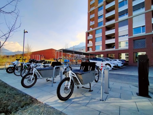 Au Ziegeleipark, des forfaits de mobilité et une station de mobilité avec des offres de partage permettent de se déplacer sans avoir besoin de sa propre voiture (Photo : Trafiko AG)