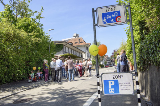 Inauguration de la première vaste zone de rencontre dans un quartier résidentiel le 21 mai 2016 à Burgfeld à Berne (photo: Béatrice Devènes)