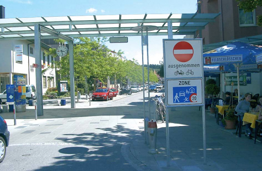 La zone de rencontre de la rue de la gare à Lyss, qui donne directement sur l’entrée de la gare (photo: Mobilité piétonne Suisse)