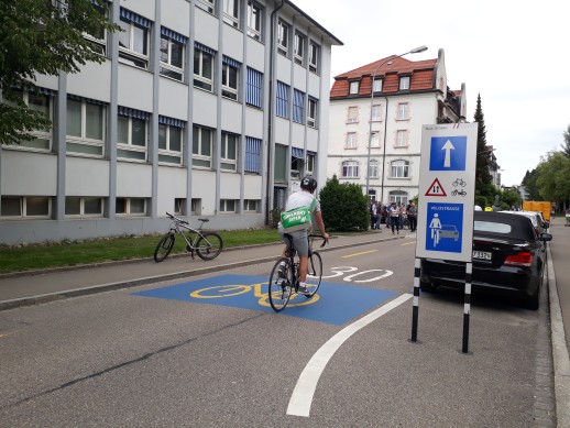 Velostrasse in Sankt Gallen mit neuem Schild und Bodenmarkierung (Bild: Büro für Mobilität AG)