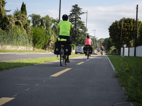 Séparer les vélos du trafic motorisé pour plus de confort et de sécurité (photo: Anne-Laure Lechat)