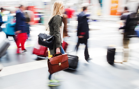 Fussgängerin mit Gepäck