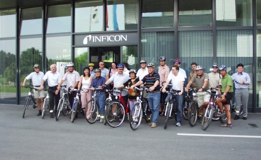 Du vélo au petit-déjeuner devant l’entrée de la société Inficon AG à Balzers (photo: Inficon AG)
