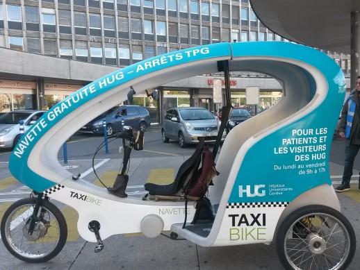 Un vélo-taxi pour se déplacer de manière sûre et agréable entre l’hôpital et les arrêts de transports publics (photo : HUG)