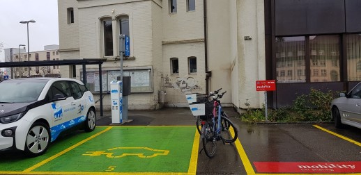 Borne de recharge électrique, vélos à assistance électrique et emplacement Mobility à l’administration communale de Zuchwil (photo: Commune de Zuchwil)