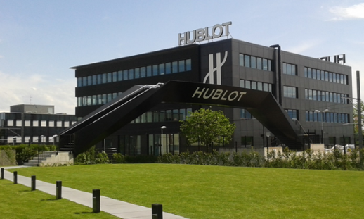 Der Firmensitz von Hublot SA mit der Passarelle über die Eisenbahnlinie (Foto: Alumni)