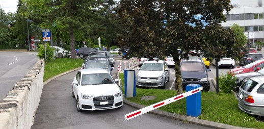 Zugangskontrolle mit Schranken auf dem Besucher:innenparkplatz des Spitals Morges (Foto: Transitec SA)