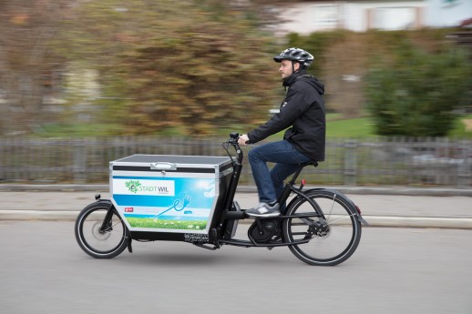 Un concierge de la Ville de Wil en route avec son e-cargobike (photo: Ville de Wil)