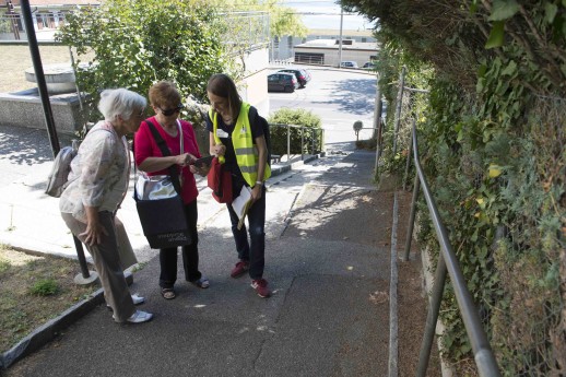 Image 1 : Des habitantes du quartier de Serrières ont fait l’inventaire des obstacles rencontrés lors de leurs déplacements à pied (photo : Stefano Iori, photographe officiel de la Ville de Neuchâtel)