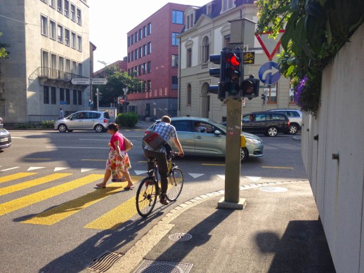Eine Signaltafel neben dem Rotlicht erlaubt Rechtsabbiegen bei Rot für Velos in Basel (Bild: Amt für Mobilität BS)