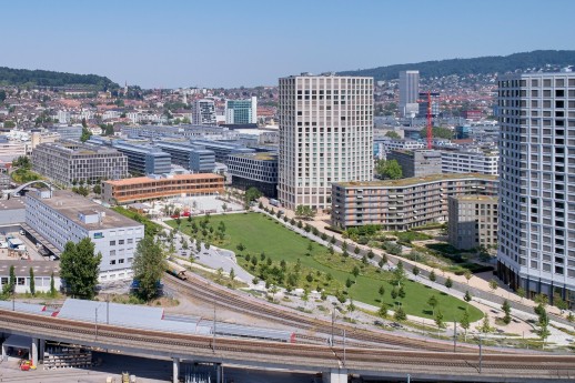 Pfingstweidpark mit Schulhaus in Zürich-West  (Bild: Jürg Zimmermann, Zürich)