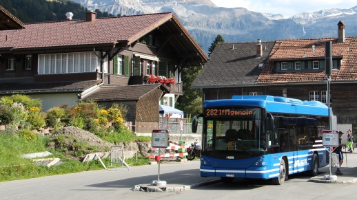 Die Buslinie zur Iffigenalp führt am Iffigfall vorbei und kann mit der SIMMENTAL CARD kostenlos genutzt werden (Foto: Lenk-Simmental Tourismus).