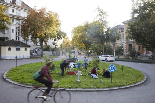 Pique-nique sur le rond-point réaménagé en jardin potager à la Bühlplatz à Berne, dans un quartier à 30 km/h (photo : Ville de Berne).