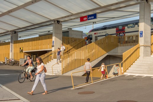Depuis 2015, la gare ferroviaire et routière de Jona arbore une conception généreuse et conviviale  (Image : Mobilité piétonne Suisse)