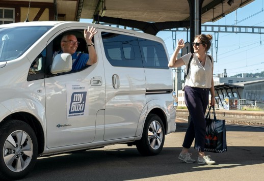 Complemento flessibile ai trasporti pubblici sul primo o ultimo miglio, le corse di mybuxi spesso iniziano e terminano nei punti di accesso alla rete di trasporti pubblici (foto: mybuxi)