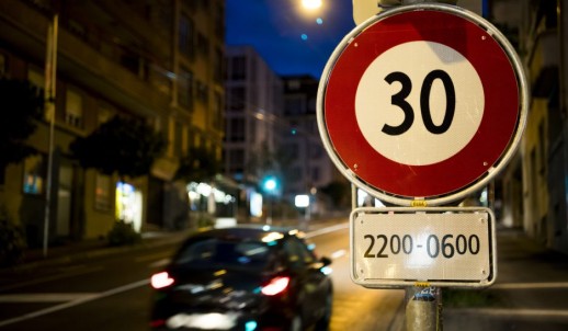 En 2017, la Ville de Lausanne avait testé le 30 km/h de nuit sur les avenues de Beaulieu et de Vinet (photo: Le Courrier)