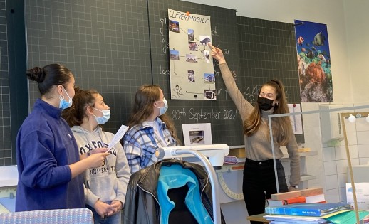 Die Schülerinnen präsentieren Lösungen für ihren zukünftigen Weg zur Schule oder zur Arbeit (Foto: Laura Leibundgut)