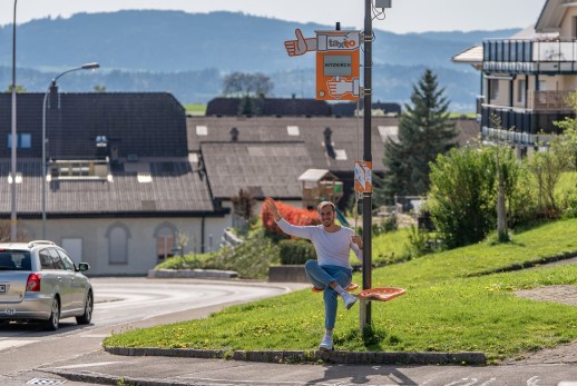 Point Taxito hybride dans le Seetal avec affichage dynamique, pouce mécanique et assises (photo : Taxito SA)