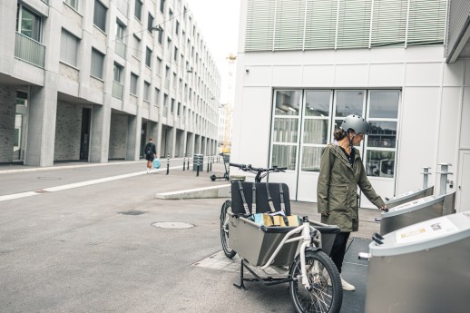 Nel 4VIERTEL, una stazione di mobilità in loco con servizi di condivisione e pacchetti di mobilità per gli inquilini garantiscono una mobilità versatile. (Foto: Trafiko AG) 