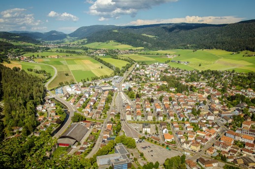 Le village de Fleurier vu du Chapeau de Napoléon (photo : Tamara Berger)