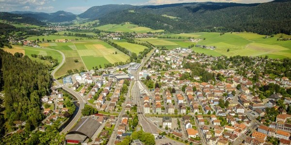 Das Dorf Fleurier mit Blick vom Chapeau de Napoléon (Foto: Tamara Berger)