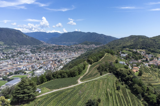 Blick auf den Basso Mendrisiotto mit Chiasso und dem Bahnknoten, wenige Kilometer von der italienischen Grenze entfernt (Foto: Ti-Press SA)