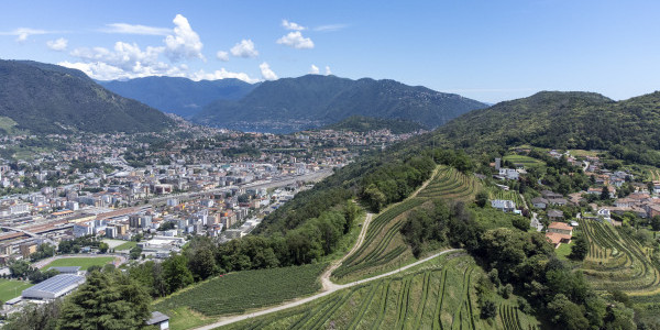 Blick auf den Basso Mendrisiotto mit Chiasso und dem Bahnknoten, wenige Kilometer von der italienischen Grenze entfernt (Foto: Ti-Press SA)