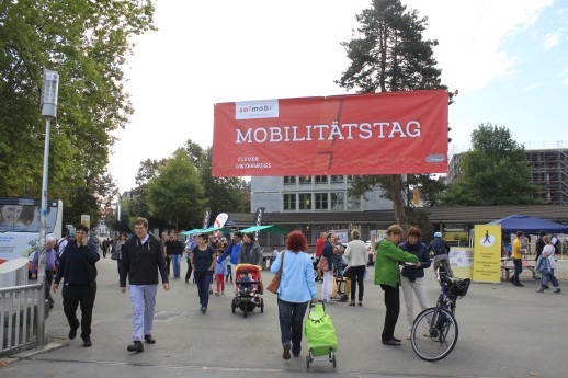 Comment effectuer mes déplacements intelligemment ? Dans le cadre de la Journée de la mobilité, les visiteurs peuvent tester différentes formes de mobilité et s’informer au sujet des offres. (Photo: so!mobil)