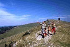 Wanderausflug in Familie auf dem Grat beim Chasseral (Quelle: Jura bernois Tourisme, Christof Sonderegger)