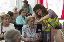 Abb. 6: Eine Mitarbeiterin der Baubehörde der Stadt zeigt Teilnehmerinnen, wie sie das Formular auf einem Tablet ausfüllen. (Foto: Stefano Iori, offizieller Fotograf der Stadt Neuenburg)