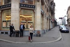 Abb. 8: Sitzmobiliar mit einem Platz, das ohne Befestigung vor Einzelhandelsgeschäften und Dienstleistern in der Basler Innenstadt aufgestellt ist (Foto: Fussverkehr Schweiz)