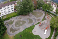 Der schweizweit erste asphaltierte Pumptrack am Segnesweg in Chur (seit 2013; Foto: Chur Tourismus)