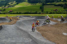 Der 2016 errichtete Pumptrack mit Asphaltbelag in Zweisimmen BE (Foto: Walter Zeller, BZonline)