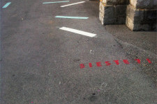 Durch die auf den Boden gemalte Signalisierung werden die verfügbaren Infrastrukturen hervorgehoben (Foto: Büro für Mobilität AG)