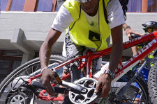 Mit Fahrtrainings und verbesserter Veloinfrastruktur fördert die Technische Fachschule Bern den Veloverkehr (Bild: Kanton Bern)