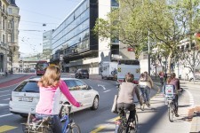 ... Bollwerk heute: Durchgängig überbreiter Radstreifen (2.50 m). Der Radstreifen garantiert hier einen ausreichenden Abstand zum motorisierten Verkehr und die notwendige Kapazität in den Spitzenstunden. (Foto: Stadt Bern)