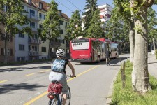 ... Steigung zur Wyleregg heute: Ununterbrochener und 2.25 Meter breiter Radstreifen (Foto: Metron Bern AG)