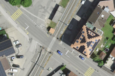 Fig. 5: Discontinuità tra due marciapiedi, Fleurier, passaggio a livello Righi / Place d’Armes: i pedoni che camminano lungo la rue de la Place d’Armes non hanno alcuna infrastruttura per attraversare il passaggio a livello e raggiungere il marciapiede (f