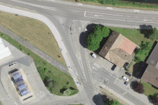 Fig. 6: Punto problematico, Fleurier, incrocio rue de la Place d’Armes / RC10: non ci sono attraversamenti pedonali in questo ampio incrocio che permette di collegare poli di attività. Il volume di pedoni è basso (foto: sitn).