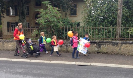 Eine Pedibuslinie, für Aktionswoche „Zu Fuss zur Schule“ mit Ballonen geschmückt.
