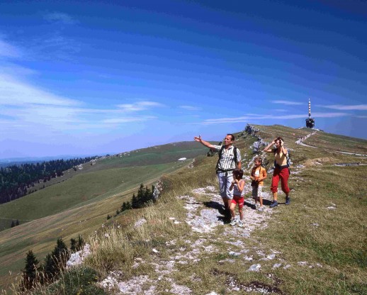 Wanderausflug in Familie auf dem Grat beim Chasseral (Quelle: Jura bernois Tourisme, Christof Sonderegger)