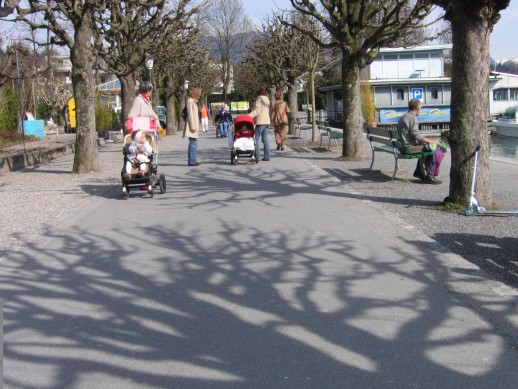 Gut gestaltete Anlagen für den Fussverkehr sind ausreichend bemessen und dienen sowohl der Fortbewegung als auch dem Aufenthalt. (Quelle: Handbuch Fusswegnetzplanung)