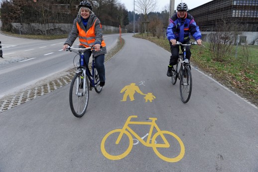 Sicher und direkt dank neuer Verkehrsinfrastruktur: Radweg Lyss-Hardern (Foto: Tiefbauamt des Kantons Bern)