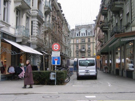 Das Teilfahrverbot mit Ausnahmen erlaubt den Güterumschlag zu gewissen Zeiten. Die Strasse führt für den fahrenden Verkehr nicht weiter, für Fussgänger hingegen schon. (Bild: Fussverkehr Schweiz)