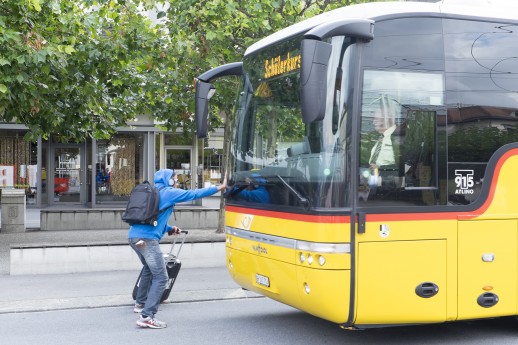 Wie benimmt man sich richtig im öffentlichen Verkehr? (Foto: PostAuto Schweiz AG, P. Sprecher)