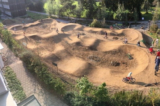 Pumptracks aus Erdmaterial, wie auf der Spielbrache Wyssloch in Bern, eignen sich v.a. dann, wenn der aufwendige Unterhalt durch eine starke Community bewältigt werden kann. (Foto: Sportamt der Stadt Bern)