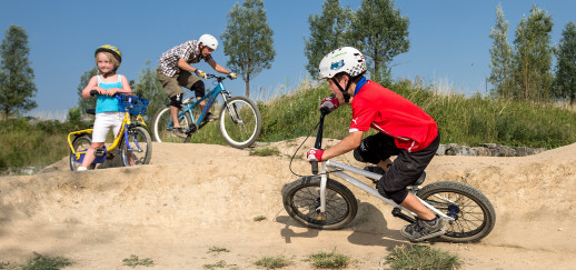 Der Pumptrack Weissensteinpark in Bern wird von Gross und Klein geschätzt. Hier lernt man nicht nur Velofahren sondern auch eine Anlage gemeinsam zu nutzen. (Foto: Sportamt Stadt Bern)