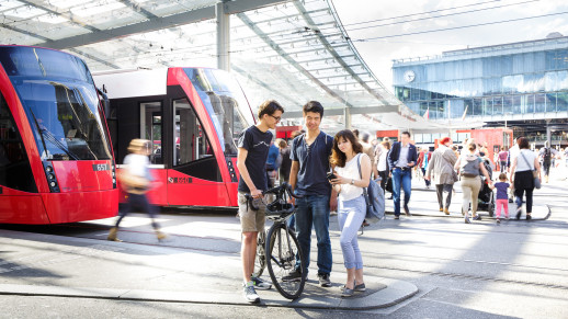 Jugendliche lernen mit MobXpert, einem interaktiven Mobilitätstool, ihr persönliches Unterwegssein kennen. (Foto: Kanton Bern)